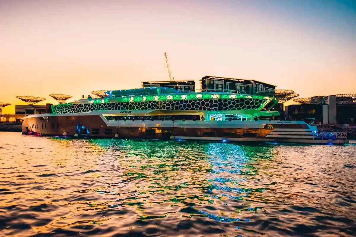كل شيء عن جولة العشاء الليلية على متن يخت لوتس في دبي؛ من الأسعار إلى باقات VIP
