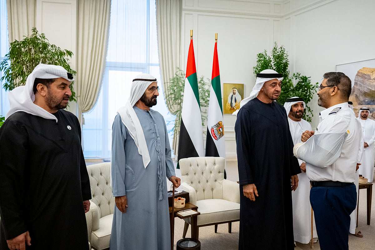 رئيس الدولة يمنح طاقم رحلة فلاي دبي FZ1073 وسام زايد الثاني